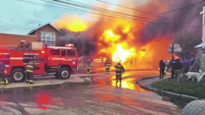 Voraz incendio  arrasó con antiguo Supermercado