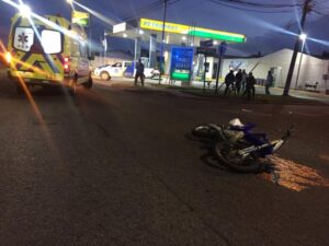 (Video) Un herido grave dejó colisión entre una moto y automóvil