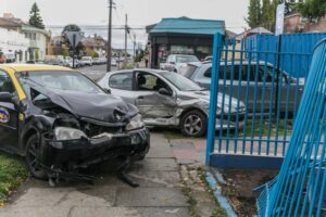 Colisión entre vehículo y taxi dejó daños en carrocerías y una vivienda