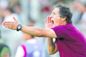 Salas no confirmó a Paredes para el clásico ante Universidad Católica