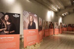 Muestra fotográfica “Mujeres Destacadas” reconoce a importantes artesanas del país