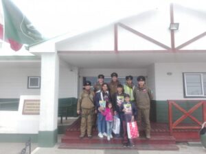 Carabineros de Río Seco regalaron uniformes escolares a niños venezolanos