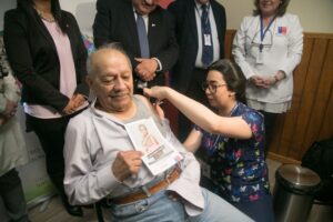 Salud se trasladará a hogares de adultos mayores para vacunarlos contra la influenza