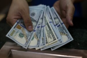 Dólar suma segunda alza y alcanza los $670