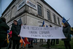 Más de 50 personas desafiaron la lluvia para rechazar los medidores inteligentes