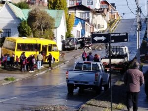 Bus escolar sin frenos y con niños a bordo terminó provocando una colisión múltiple