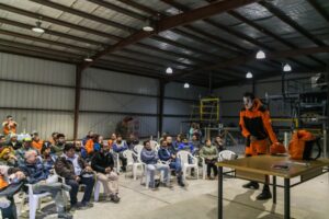 Reconocido Mimo Tuga realiza intervenciones en obras de la construcción en Punta Arenas