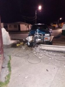 Conductor ebrio y sin licencia chocó señal de tránsito, arrasó con grifo e impactó poste