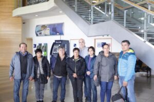 Más de cincuenta pasajeros quedaron varados por un día en el aeropuerto y en precarias condiciones