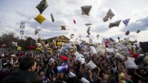 Convocan a magallánicos a celebrar el Día Internacional de la Guerra de Almohadas