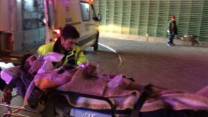 Interno de la cárcel grave tras enterrarse un trozo de vidrio en el cuello