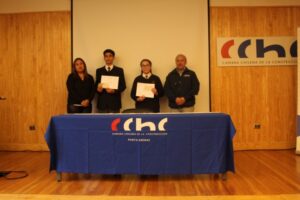 Dos hijos de trabajadores de la construcción reciben becas de “Excelencia Académica”