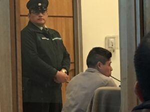 Funcionario del Ejército fue detenido tras chocar ebrio contra poste dejando a su acompañante con lesiones graves
