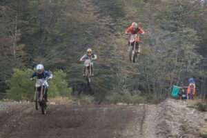 Ni el barro ni el agua detuvo a los pilotos regionales en la última fecha del motocross