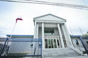 Con arresto domiciliario total sujeto formalizado por cinco delitos