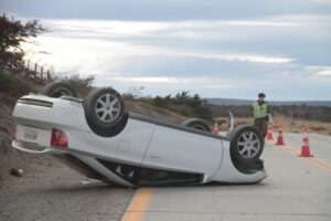 Ebrio al volante volcó y dejó con lesiones a niño de 4 años que viajaba sin medidas de seguridad