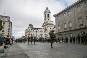 Gran concurrencia en el desfile dominical