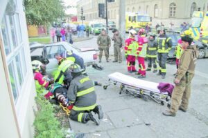 Peatona quedó grave al ser atropellada  en colisión que dejó ocho lesionados