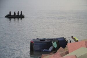 Abandonan vehículo luego de caer al Estrecho de Magallanes: dueño aseguró que se lo robaron