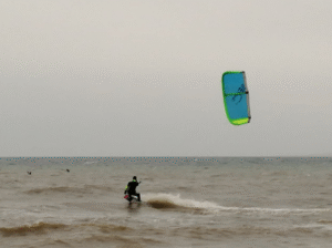La historia del ingeniero en computación que practica kitesurf en el Estrecho de Magallanes