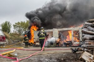 Incendio destruyó vivienda y dejó a tres damnificados