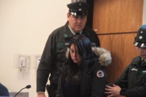 A la cárcel envían a mujer que apuñaló a vecino para sustraer especies