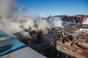 Incendio destruyó vivienda en Población El Pingüino y dejó a un adulto damnificado