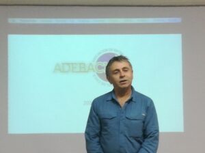 En su visita a Punta Arenas, Mario Negrón dio a conocer el plan que busca profesionalizar a los técnicos del básquetbol regional.