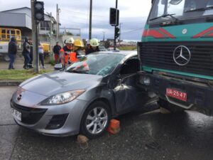 Conductora resultó con lesiones luego de ser colisionada por camión de alto tonelaje