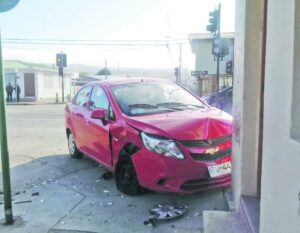 Tres personas lesionadas dejó colisión en Avenida Martínez de Aldunate