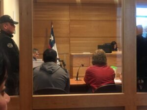 Mujer de 80 años agredió con un fierro a un carabinero para evitar detención de su nieto