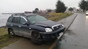 Conductor salvó de caer al Estrecho con su vehículo tras grave accidente