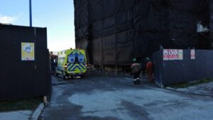 Internado en la UTI permanece trabajador que cayó desde la construcción de departamentos