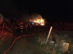 Incendio destruyó vivienda en sector Llau-Llau y dejó a cinco damnificados