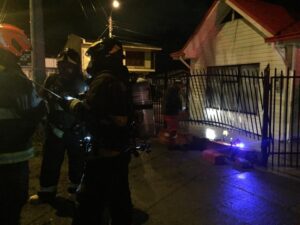 Cámara de seguridad captó a conductor que impactó reja y medidor de gas