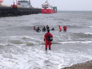 Personal de la Armada entrena en las gélidas aguas del Estrecho