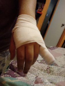 Mujer acusa que su hija fue golpeada por Carabineros en un procedimiento