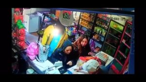 Cámara captó “lanzazo” al interior de almacén