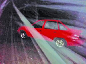 En sector parcelas ubicaron abandonado auto robado durante la madrugada de ayer