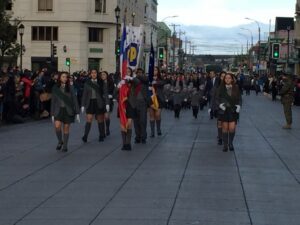 Dos colegios animaron el desfile dominical