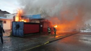 Incendio destruye una vivienda en calle Boliviana con Chiloé