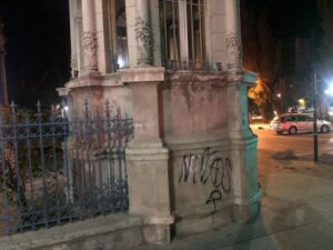 Carabineros atrapó a joven mujer que había rayado el Palacio Braun