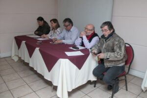 Afuera de la mesa