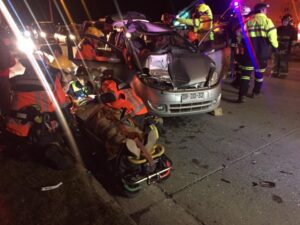 Cuatro lesionados dejó colisión entre  auto particular y retroexcavadora