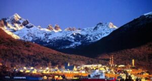 Argentinos admiten derrota: reconocen a Puerto Williams como la ciudad más austral del mundo