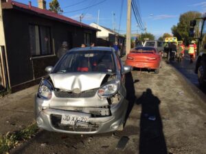 Conductora perdió control de su vehículo y terminó chocando autos estacionados