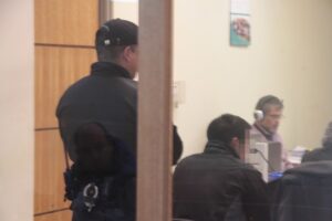 Mujer logró escapar de pareja que la amenazó con un hacha e intentó asfixiarla