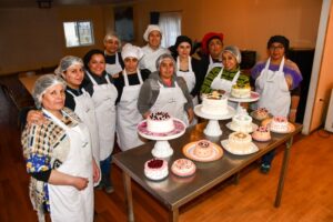 Una docena de vecinas son certificadas tras aprobar curso de pastelería