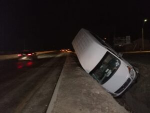 Un conductor volcó su van en el Km 8 de la ruta 9 norte