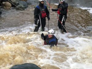 Bajo el torrente del río encuentran muerto a hombre desaparecido